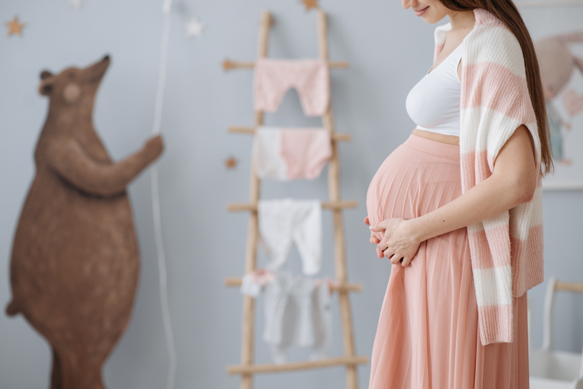 Stylizacje w ciąży: Jak wyglądać modnie i czuć się komfortowo?