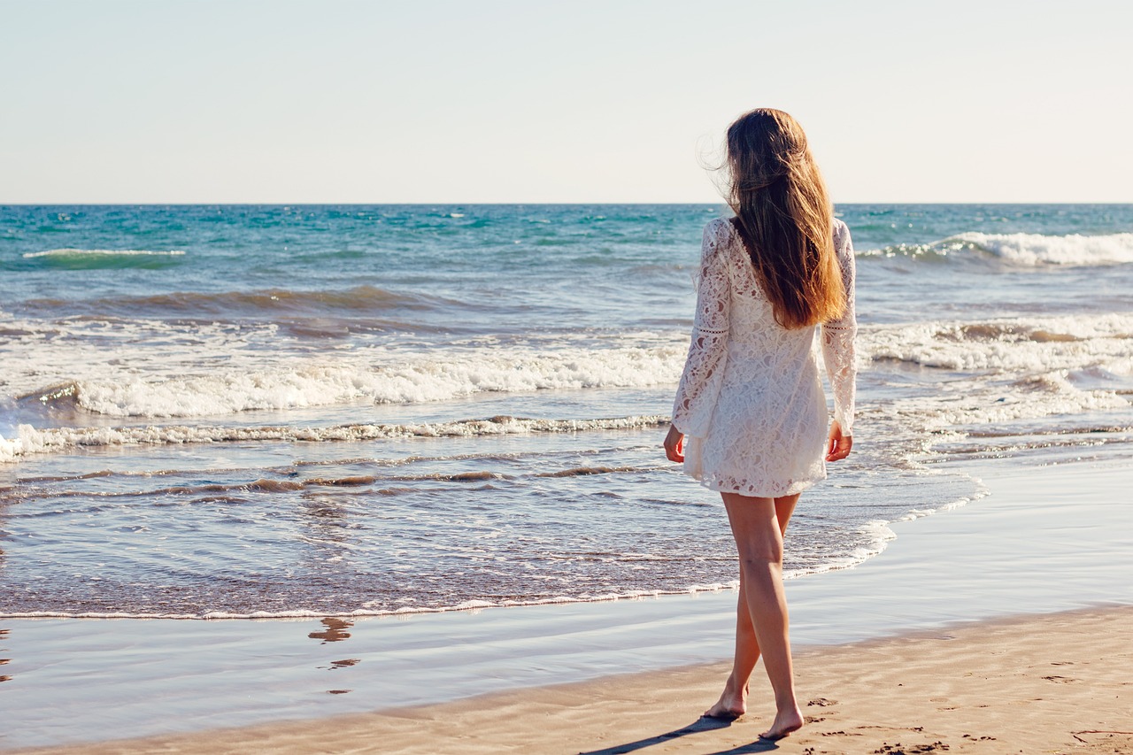 Modne sukienki na plaże – znajdź swoją idealną